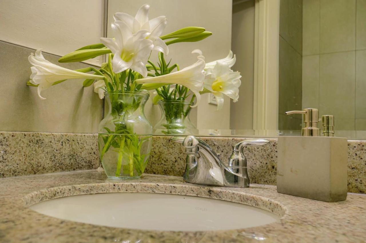 Choose To Be Happy At Ei8Ht! - Super Studios And Penthouse Apartment Kingston Ngoại thất bức ảnh