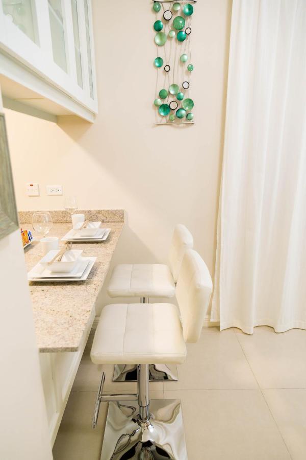 Choose To Be Happy At Ei8Ht! - Super Studios And Penthouse Apartment Kingston Ngoại thất bức ảnh