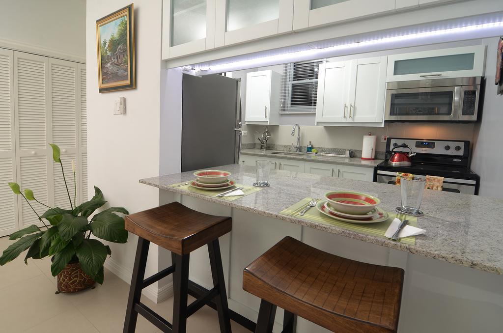 Choose To Be Happy At Ei8Ht! - Super Studios And Penthouse Apartment Kingston Ngoại thất bức ảnh